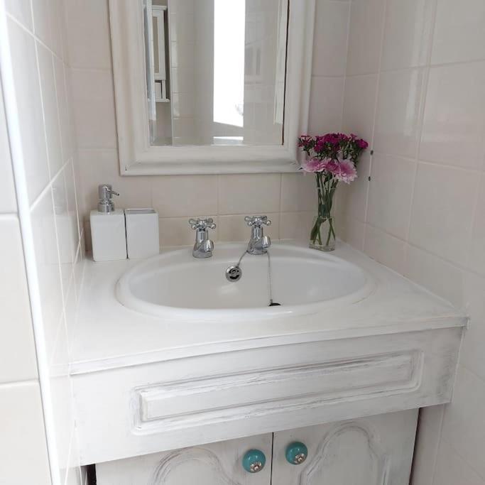 Cheerful, Cosy, One Bedroom Home With Patio And Parking Newbury  Exterior photo