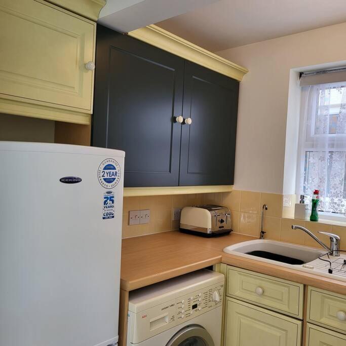 Cheerful, Cosy, One Bedroom Home With Patio And Parking Newbury  Exterior photo